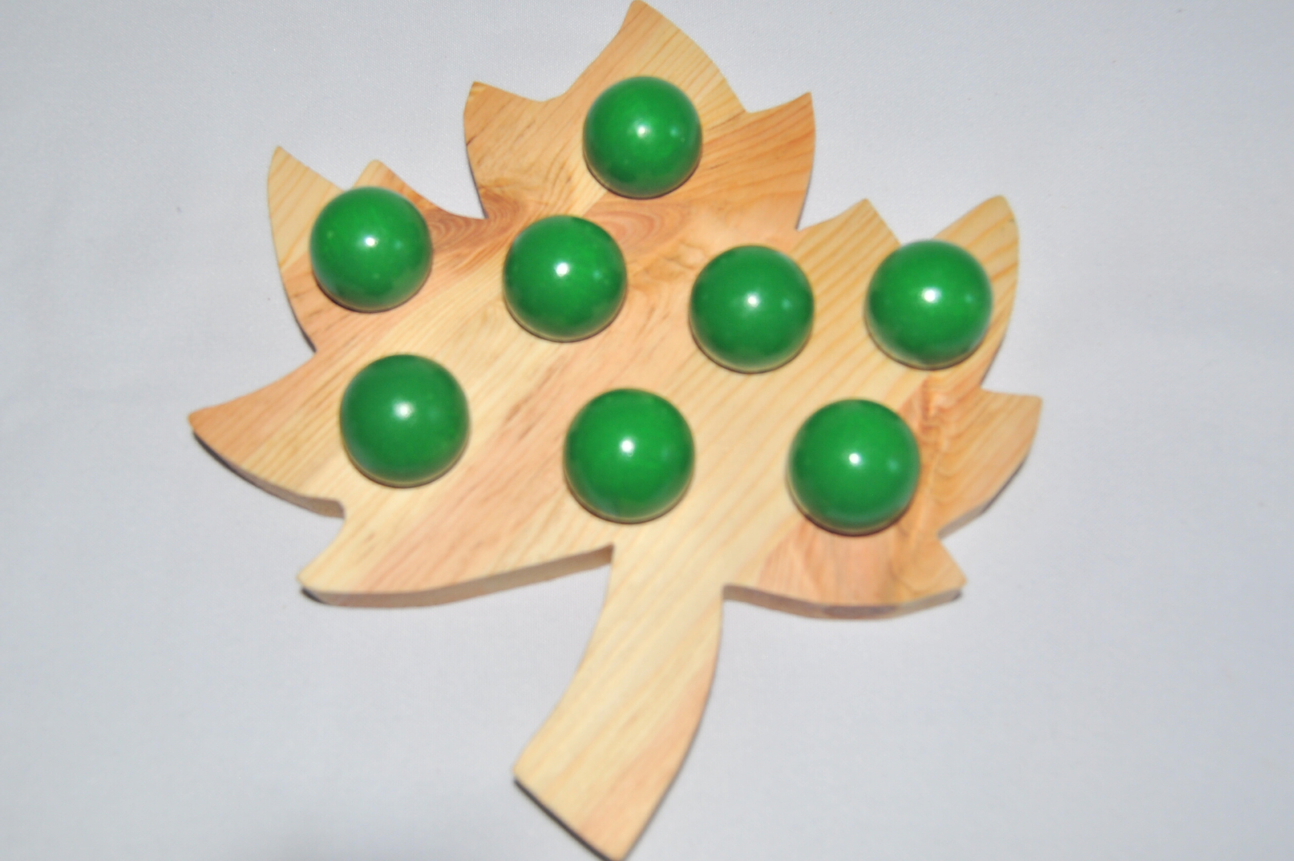 Jeu de perles feuille mapetitefabriquemontessori